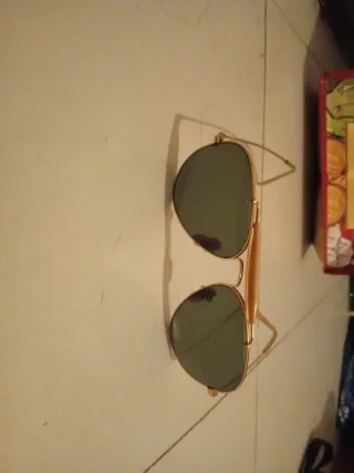 Gafas de sol Ray-Ban doradas y verdes