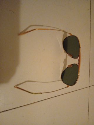 Gafas de sol Ray-Ban doradas y verdes