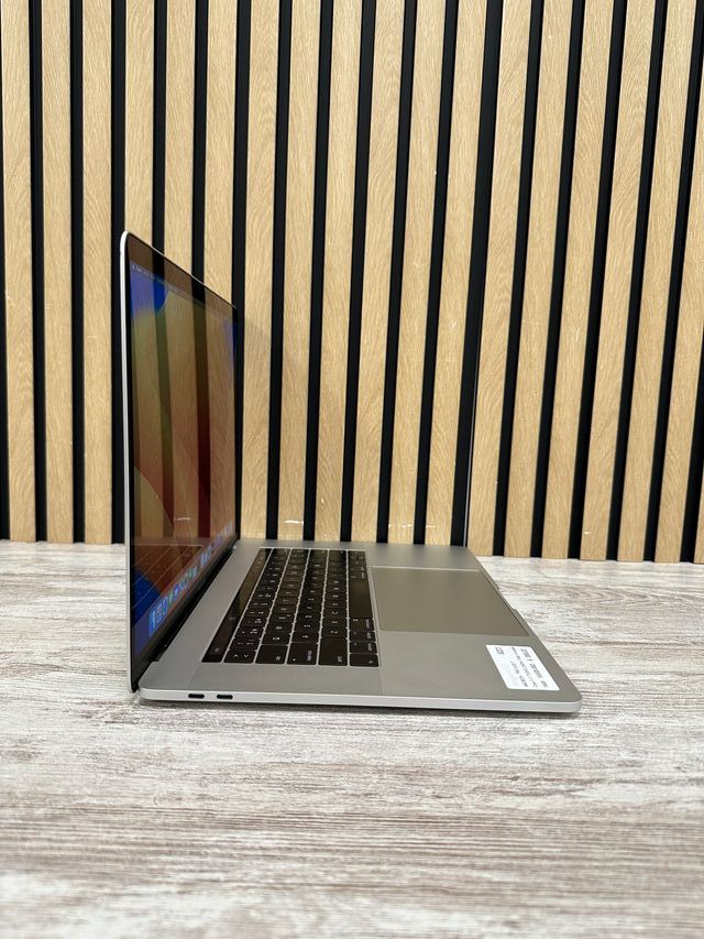 MacBook Pro 15" 2017 i7 16gb 500gb SSD