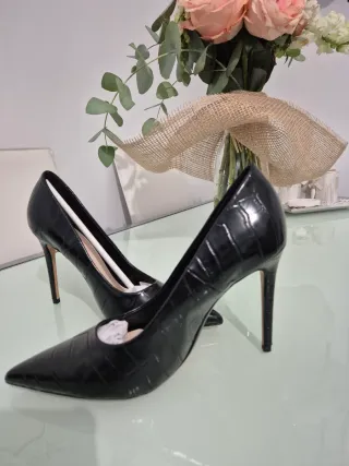 Zapatos de tacón Zara negros efecto piel