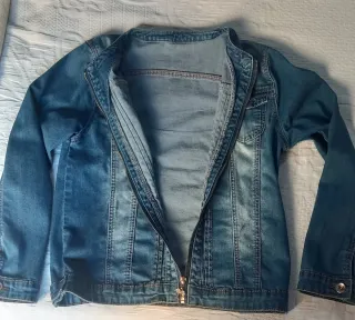 Cazadora vaquera con cremallera talla 14.
