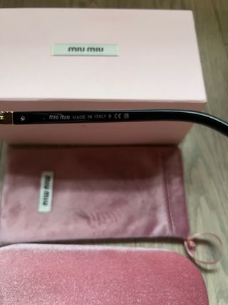 Gafas de sol Miu Miu negras