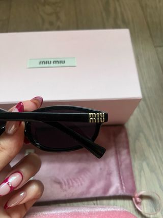 Gafas de sol Miu Miu negras