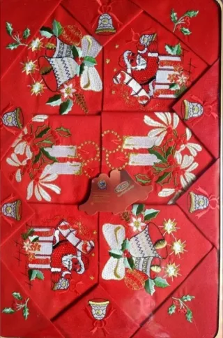 MANTELERIA BORDADA ROJA NAVIDAD, 12 SERVILLETAS