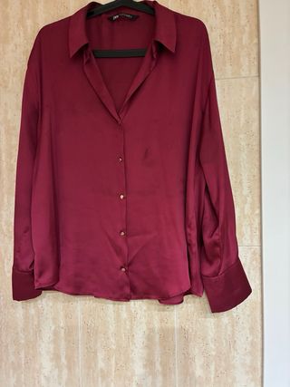 Camisa Zara satinada burdeos Talla M