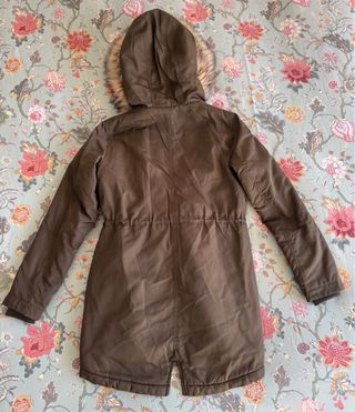 Parka verde con capucha y pelo