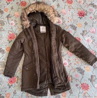 Parka verde con capucha y pelo