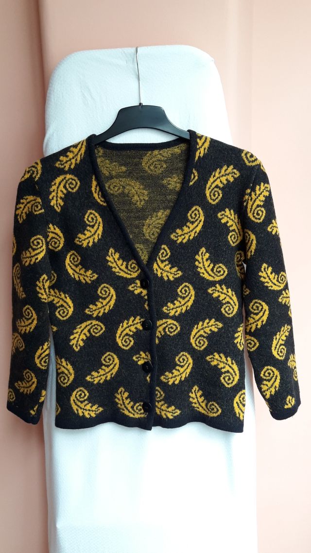 Chaqueta de punto Escorpión negra y amarilla