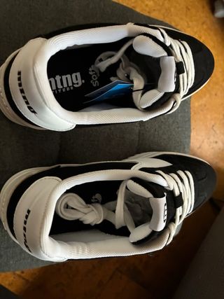 Zapatillas Mustang Negras y Blancas 