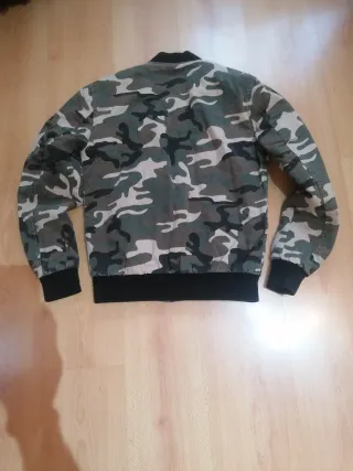 Cazadora bomber camuflaje. 