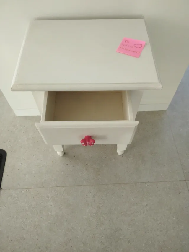 Mesita de noche blanca con tirador mariposa