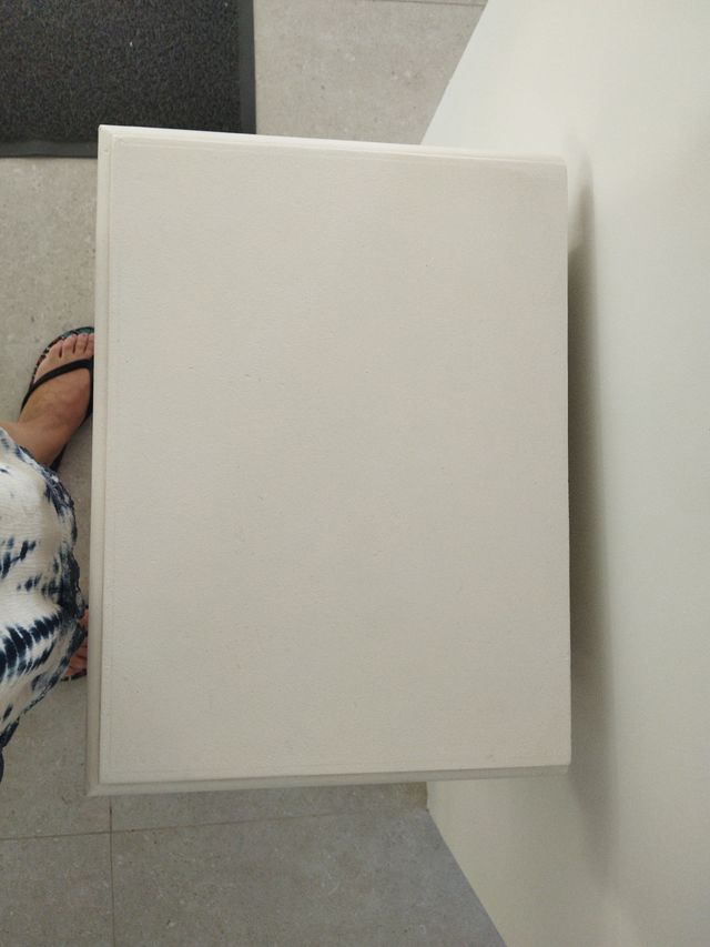 Mesita de noche blanca con tirador mariposa