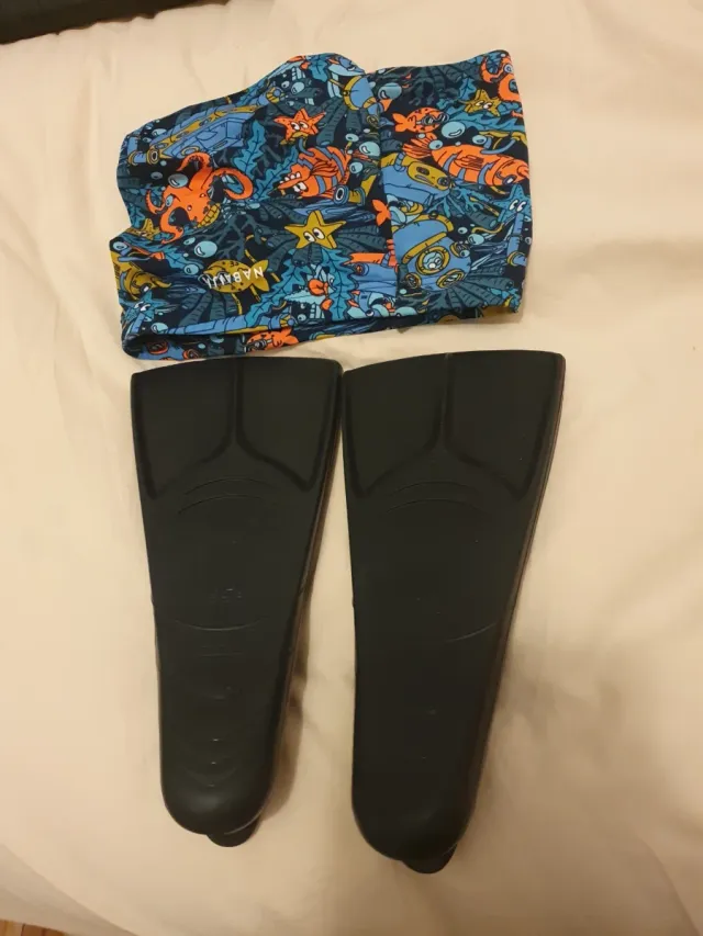 Bañador natación niño 8/9 años nuevo +aletas