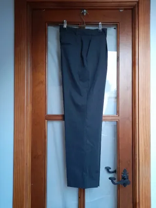 Pantalón con pinzas recto crop de Mango