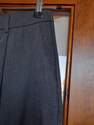 Pantalón con pinzas recto crop de Mango