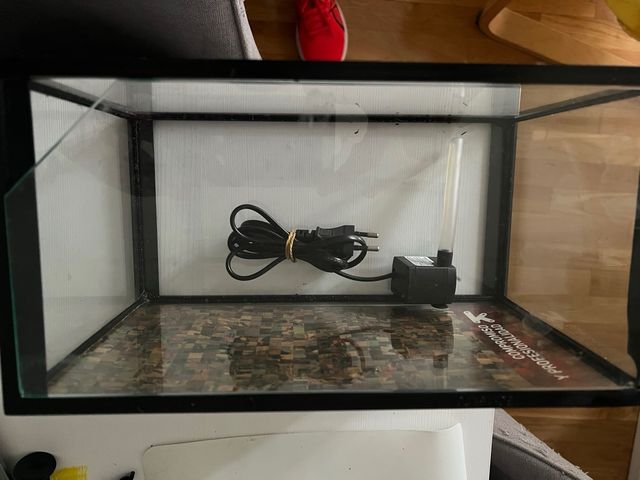 Acquario con pompa d'acqua
capacità 8 litri 