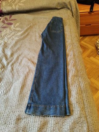 Pantalones vaqueros campana azules y negros.