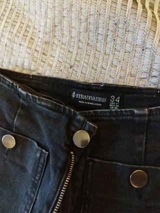 Pantalones vaqueros campana azules y negros.