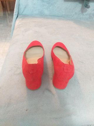 Zapatos de tacón rojos de antelina