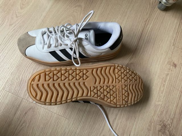 Adidas Deportivas Blancas con plataforma