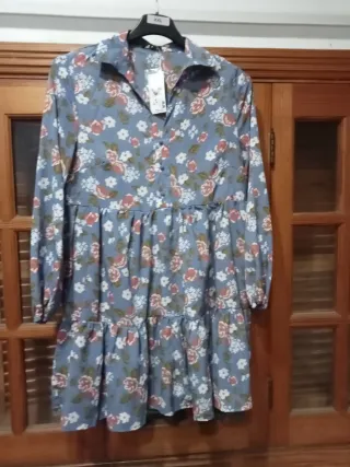 Vestido floral azul con volantes talla 16