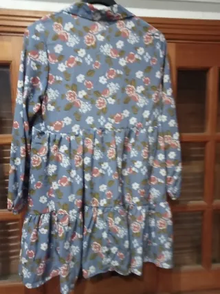 Vestido floral azul con volantes talla 16