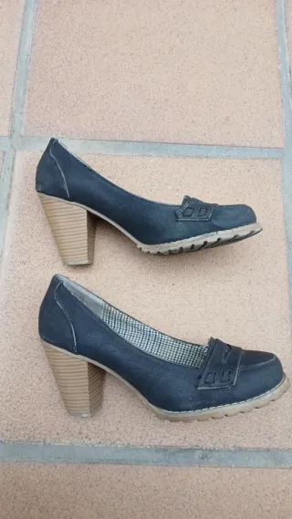 Zapatos de tacón negros tipo mocasín,  talla 38.