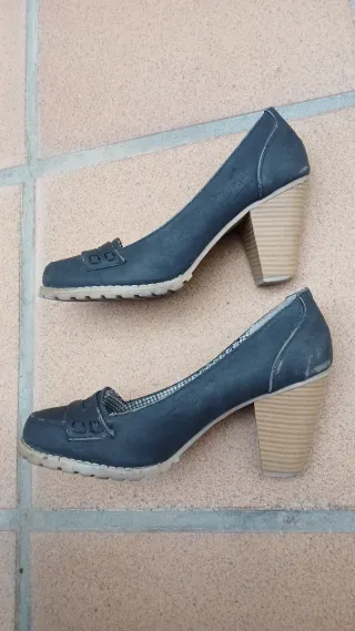 Zapatos de tacón negros tipo mocasín,  talla 38.