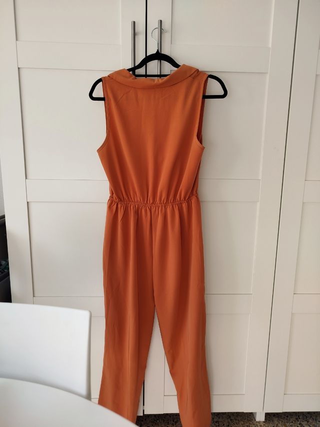 Mono largo naranja con nudo frontal estilo pin up