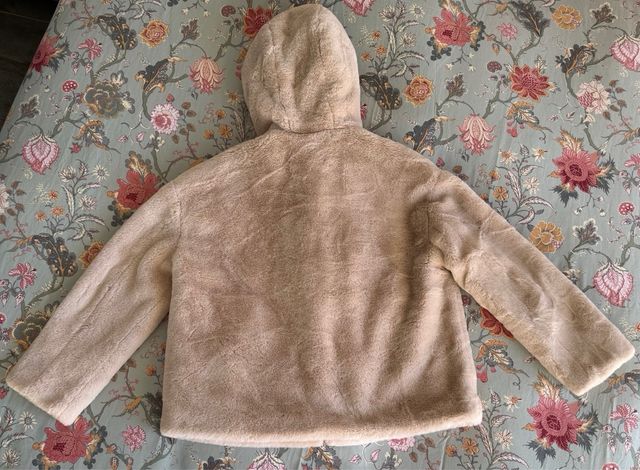 Chaqueta de pelo beige con capucha