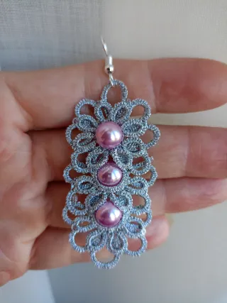 Pendientes hechos a mano con técnica frivolité 