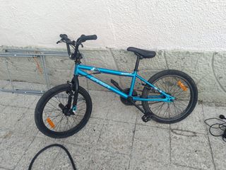 Bicicleta BMX azul Btwin X-UP