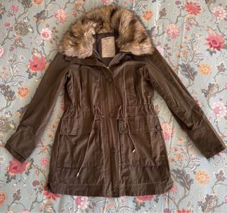 Parka verde con capucha de pelo