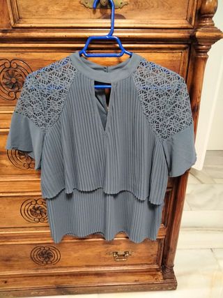 Blusa gris con encaje y plisados
