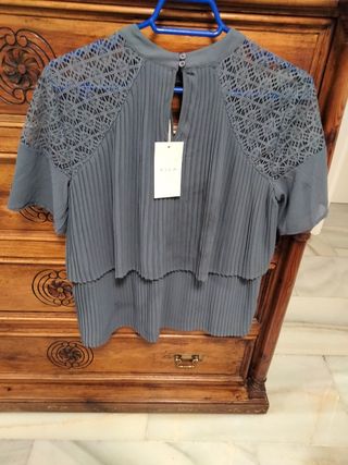 Blusa gris con encaje y plisados