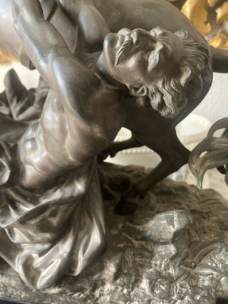 Escultura de caballo de metal con peana