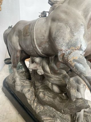 Escultura de caballo de metal con peana