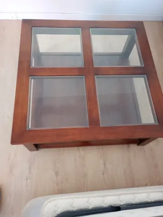 Mesa baja de madera y cristal
