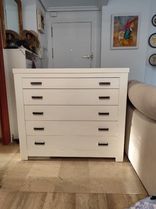 Cómoda de madera maciza lacada en blanco