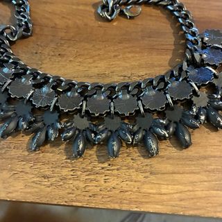 Collar Zara con piedras beis,blancas,grises y negr