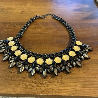 Collar Zara con piedras beis,blancas,grises y negr