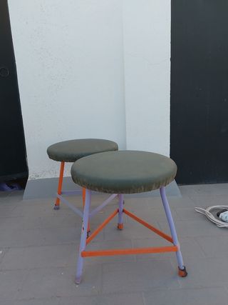 Dos taburetes antigüos