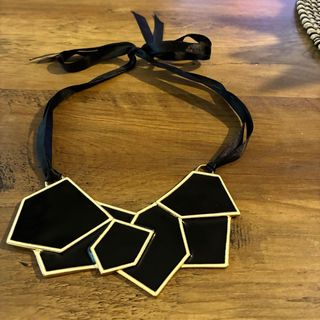 Collar Zara Negro y Dorado