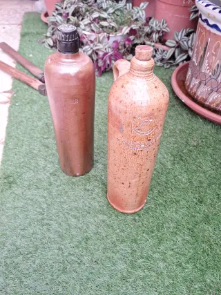 2 bottiglie di liquore in ceramica antica