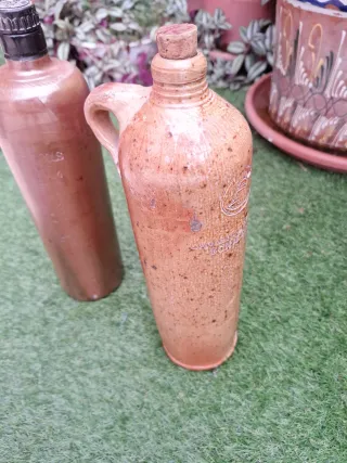 2 bottiglie di liquore in ceramica antica