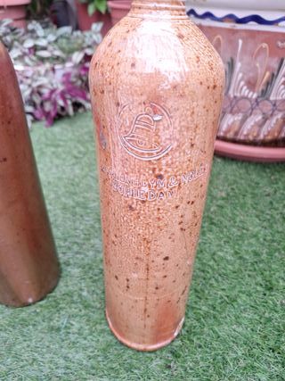 2 bottiglie di liquore in ceramica antica