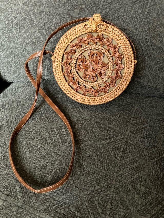 Bolso redondo de mimbre