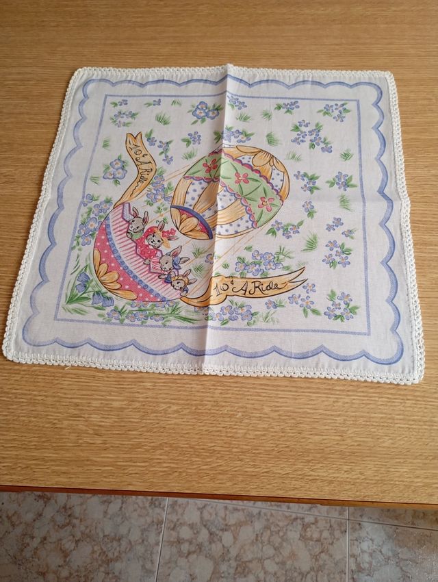 Mantel flores y motivos infantiles, ganchillo