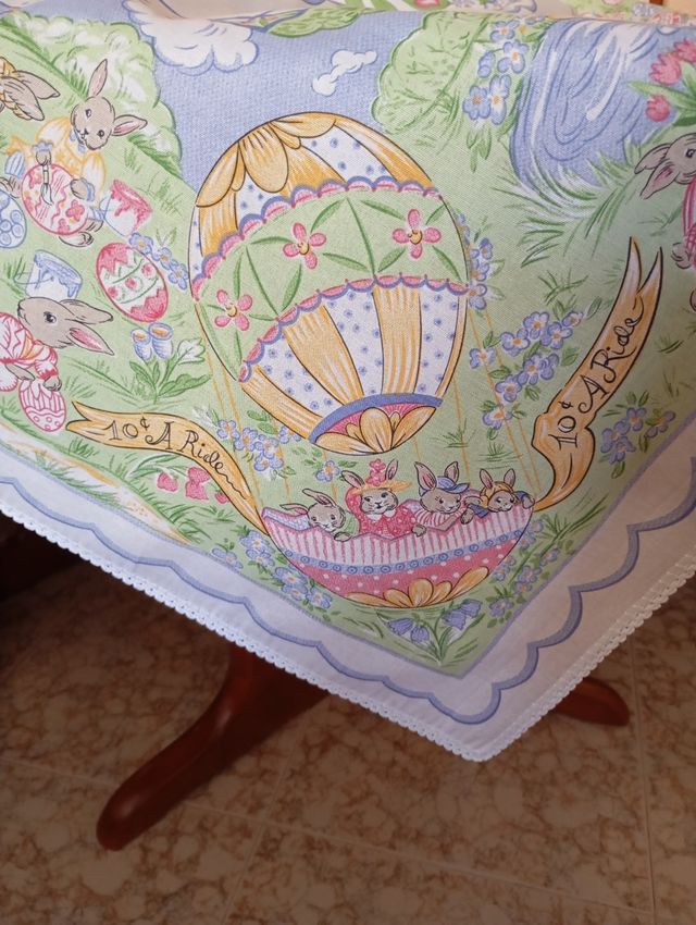 Mantel flores y motivos infantiles, ganchillo