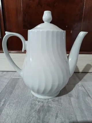 Tetera de porcelana blanca